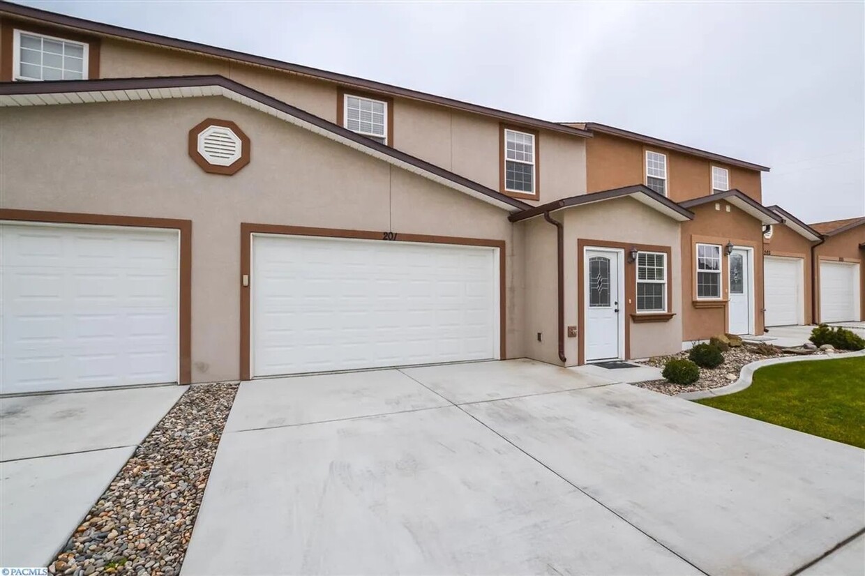 Foto principal - Kennewick Townhouse For Lease!!