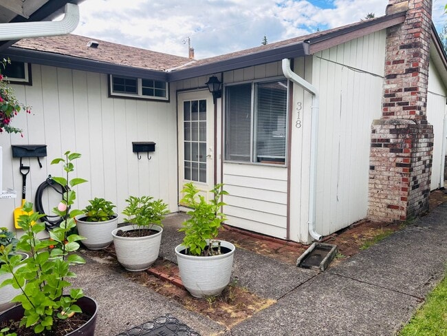 Bright 2 BR Carter Park Living with Fireplace, Carport, and Tons of Storage! - Bright 2 BR Carter Park Living with Fireplace, Carport, and Tons of Storage! House