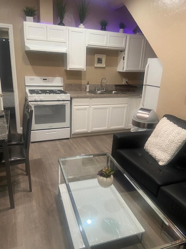 3 bedroom living room - Lexington Ave