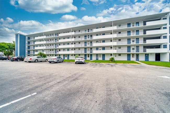 Building Photo - 950 Hillcrest Dr