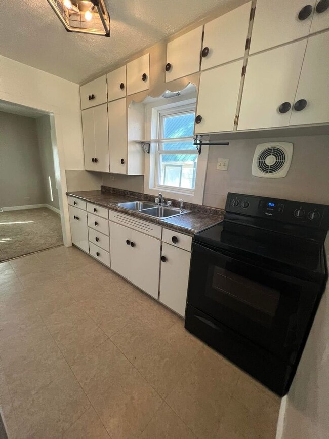 Building Photo - Charming 3 Bedroom Home with Garage