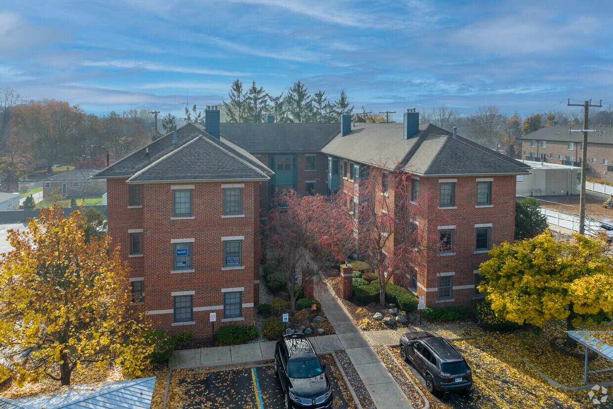 Charlestowne Apartments in Farmington, MI