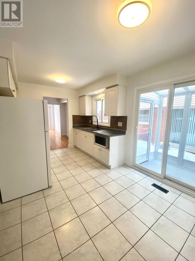 Photo du bâtiment - 200 Placentia Blvd