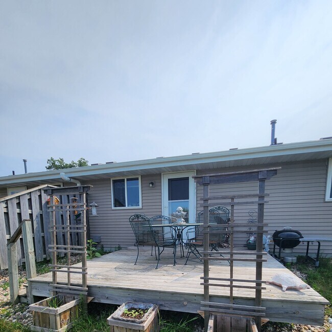 Foto del edificio - Townhouse (2 bdrm w/ 2.5 car garage, yard,...