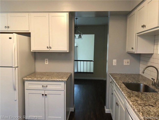Building Photo - 5086 Buckingham Pl Dr