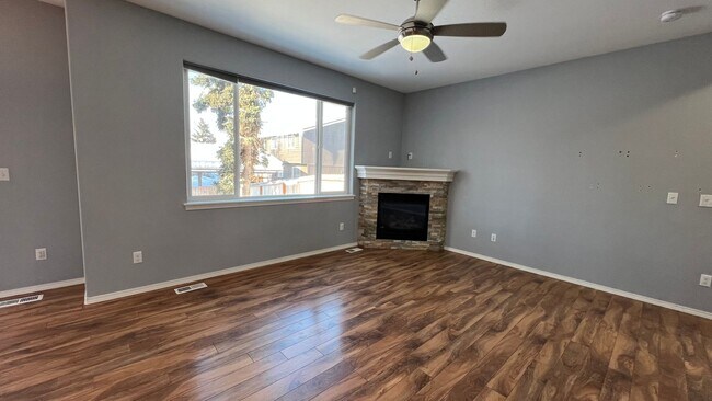 Building Photo - 4 Bed / 2.5 Bath Townhouse with Fenced Yar...