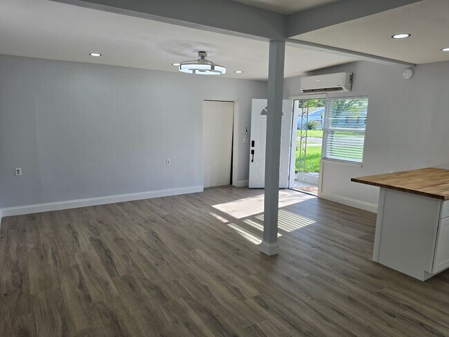 Foto del edificio - FOR RENT!!! NEWLY RENOVATED 2-BEDROOM TRIPLEX – UTILITIES INCLUDED – PRIME KISSIMMEE LOCATION!
