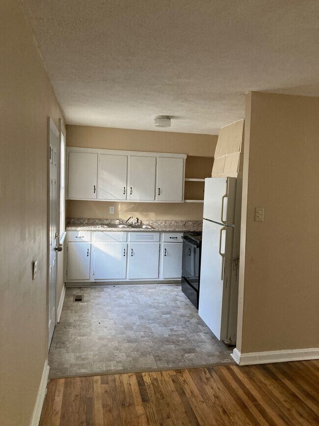 Building Photo - 2 bdrm, 1 bth Available for Rent