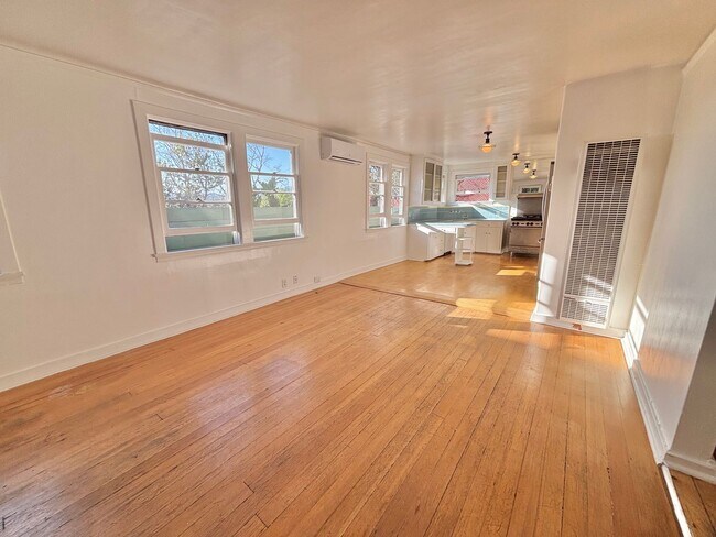 Foto del edificio - Hillside Los Feliz Cottage w/ Yard, Parking *ALL UTILITIES INCLUDED*