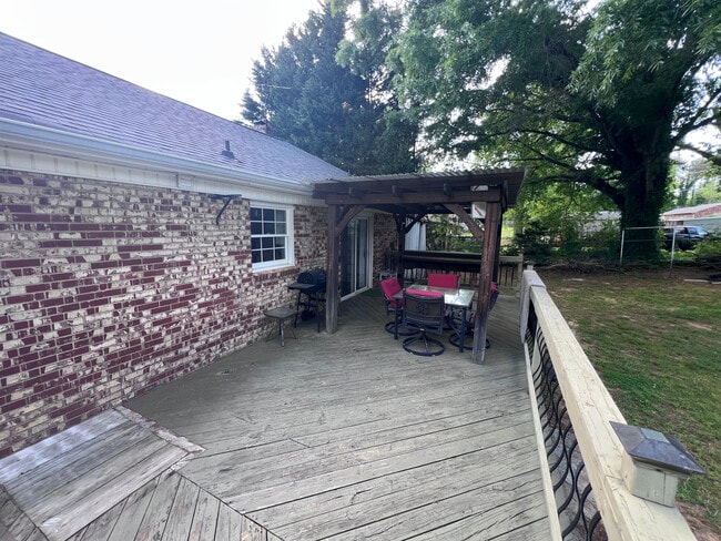 Building Photo - Room in House on Shady Oak Trail