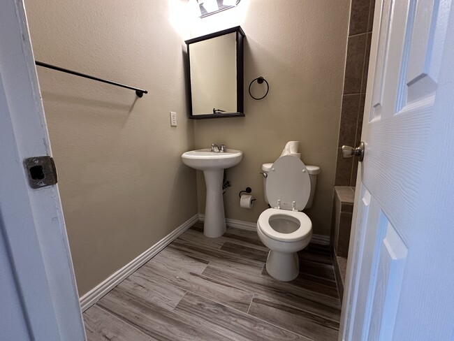 Foto del edificio - 3011 Lockmoor Ln