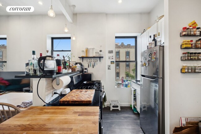 Foto del edificio - 1684 Woodbine St
