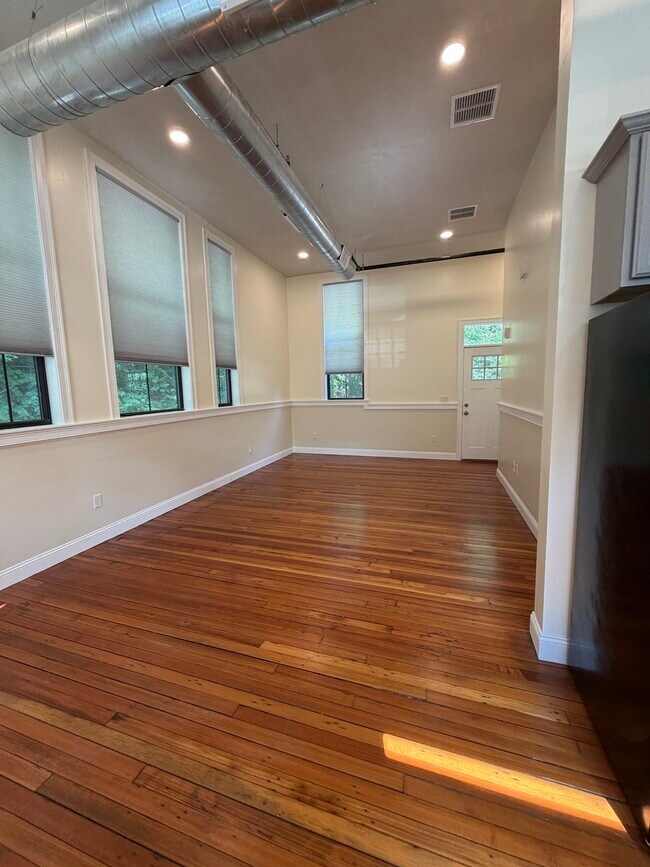 Foto del edificio - 352 Manchaug Rd
