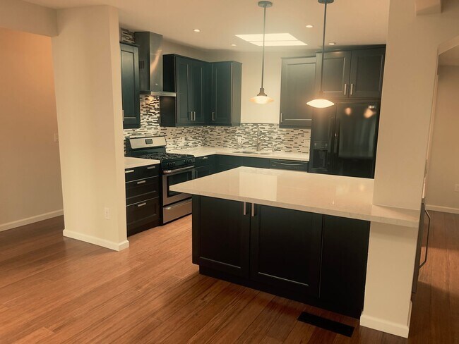 Foto del edificio - Beautifully Remodeled 3BD/2BA Sunnyvale Home with Designer Kitchen & Private Backyard
