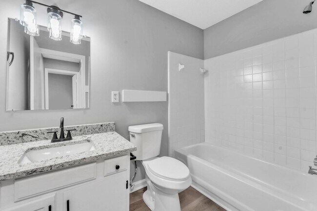 Foto del edificio - *NEWLY RENOVATED* 2 Bedroom Townhouse in D...