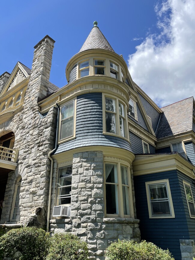 Building Photo - 154 Academy St