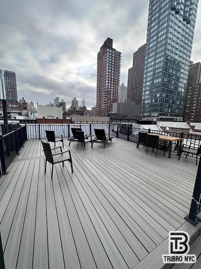 Building Photo - 3 bedroom in NEW YORK NY 10128