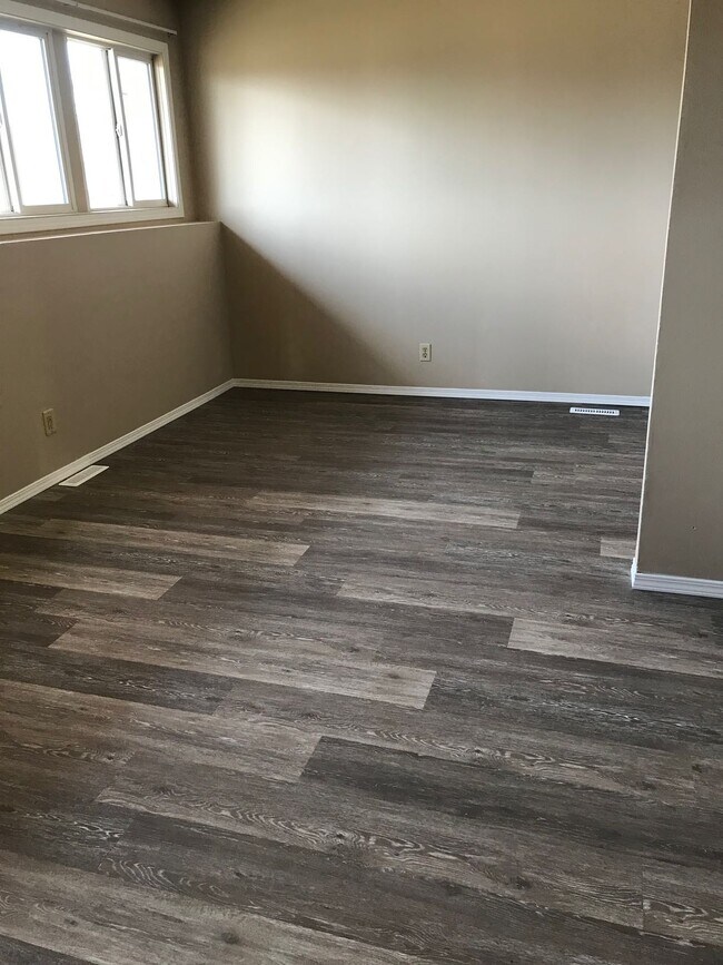 Photo du bâtiment - 3 Bed 1 Bath Unit in Red Deer, AB