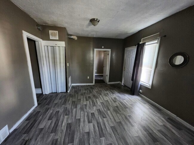 Building Photo - 2033 W 98th St