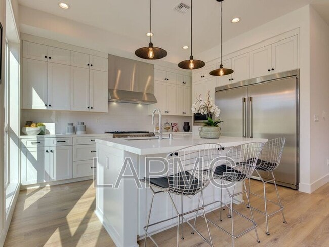 Building Photo - 6016 Comey Ave