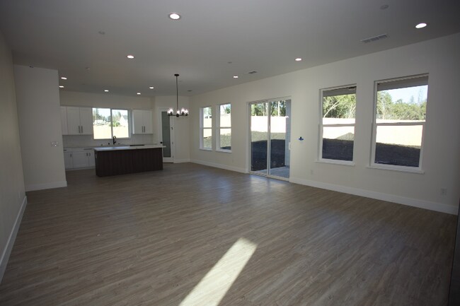 Foto del edificio - 5566 Travis Rd