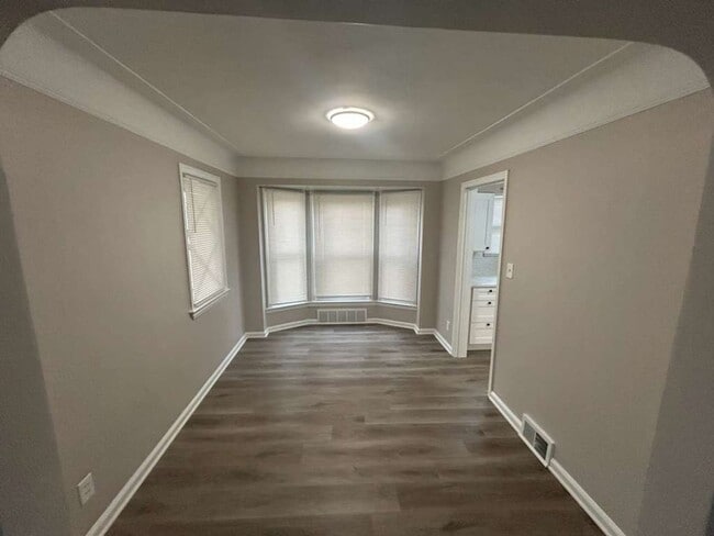 Building Photo - Charming 3 Bedroom Bungalow