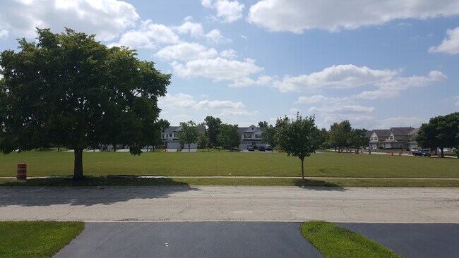 Foto del edificio - 371 McGrath Dr