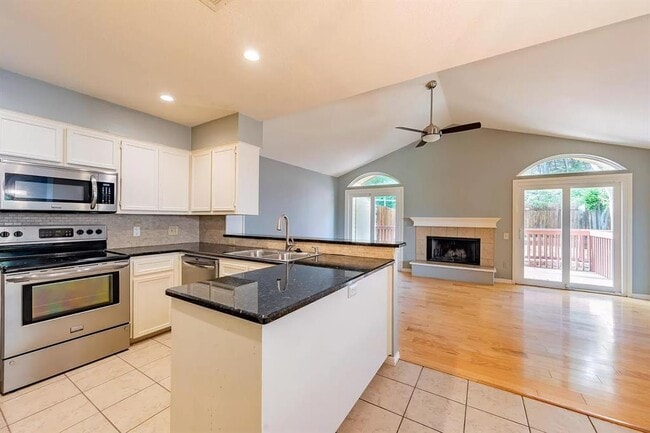 Foto del edificio - 6616 Mesa Hollow Dr