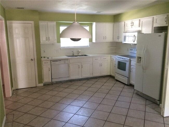 Building Photo - 2102 Bronte Dr