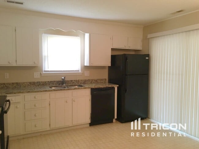 Building Photo - 10442 Camelback Cir