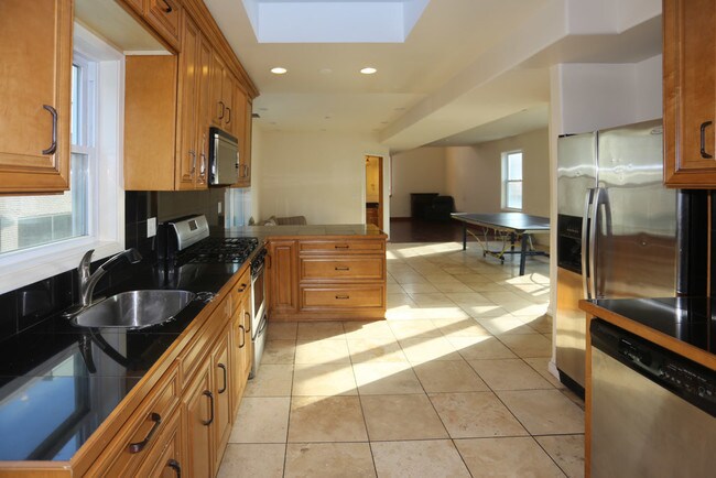 Foto del edificio - 2458 N Clybourn Ave