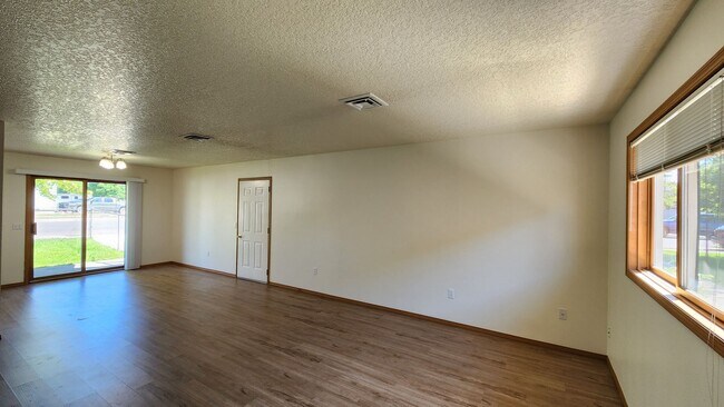 Building Photo - EAT2417