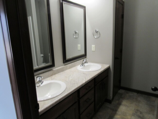 Foto del edificio - 6402 Keller Cr-- Twin Home