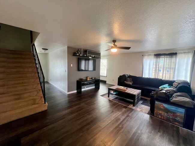 Building Photo - 1130 Hemlock Ct