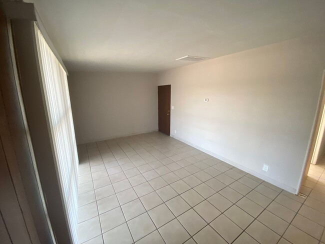 Building Photo - Light-Filled Tucson 2 Bedroom Rental – Mov...
