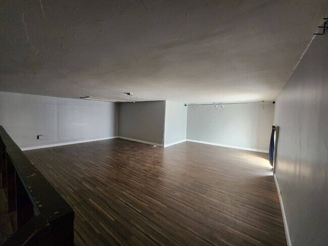 Building Photo - 300 n 6th