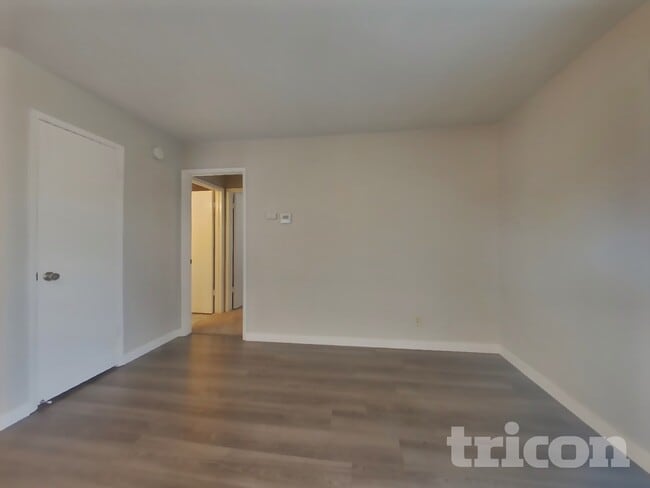 Building Photo - 1630 E Lake Ct