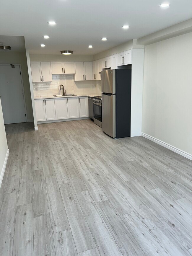 Building Photo - Beautiful 1 Bedroom Across From Gage Park on Main Floor