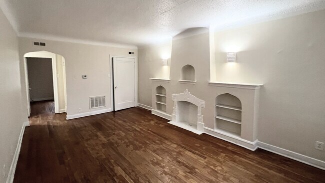 Foto del edificio - 819 W 83rd St