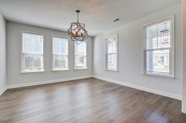 Foto del edificio - 612 Heartwood Ln