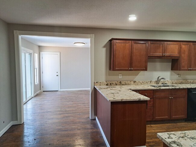Foto del edificio - 4 bed / 2 bath / 2 car garage