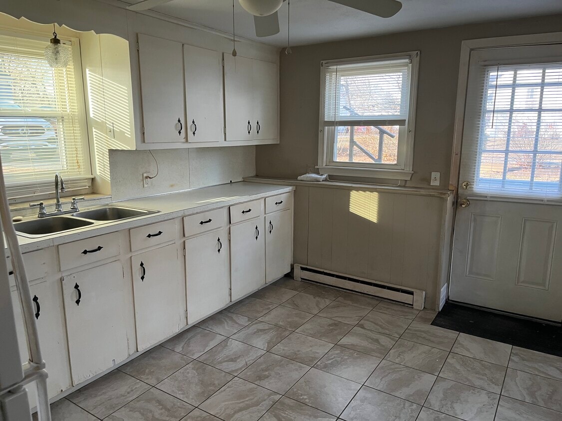 Building Photo - 136 Custer St