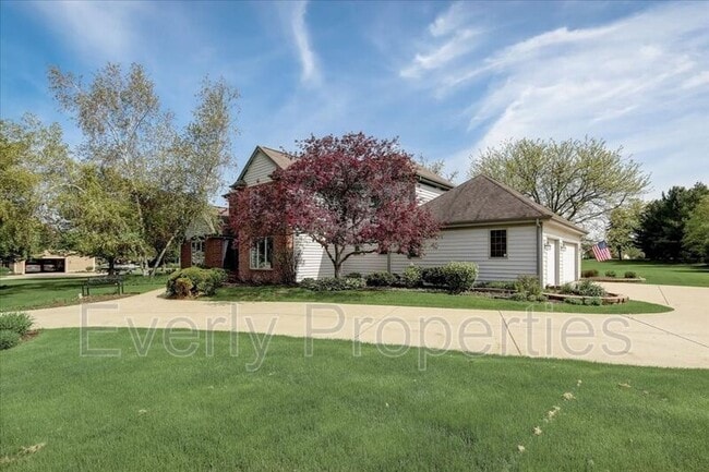 Building Photo - N38W32919 Lake Country Dr