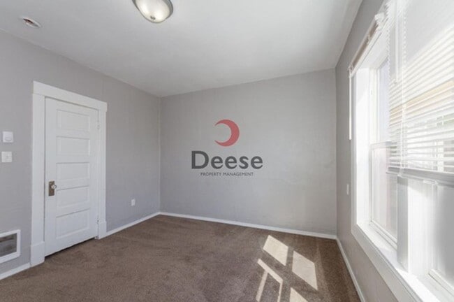 Building Photo - Adorable Home Centrally Located