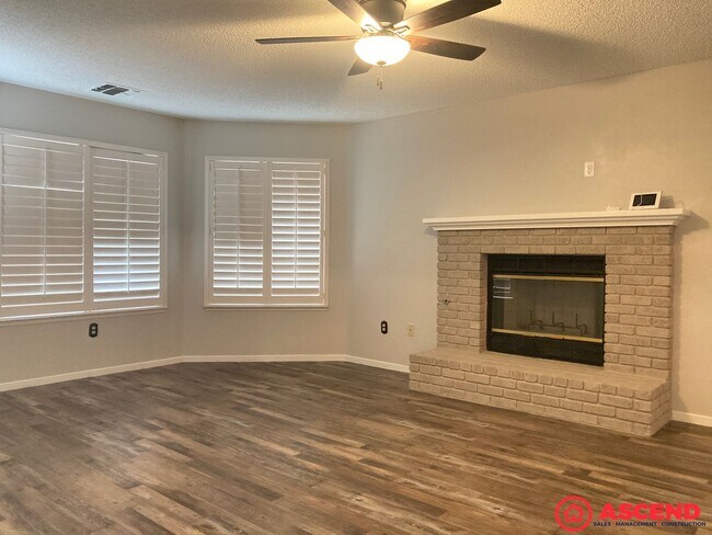 Building Photo - Spacious 3BD/2BA Home in Bakersfield's Desirable 93312