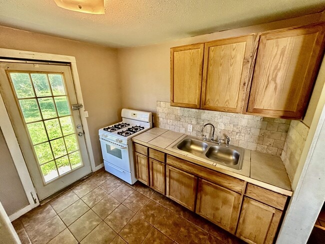 Building Photo - 204 E 2nd St