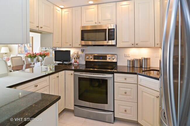 Foto del edificio - 2650 N Lakeview Ave