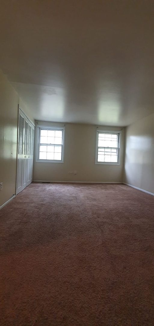 Foto del edificio - Condo for rent with parking and yard large...