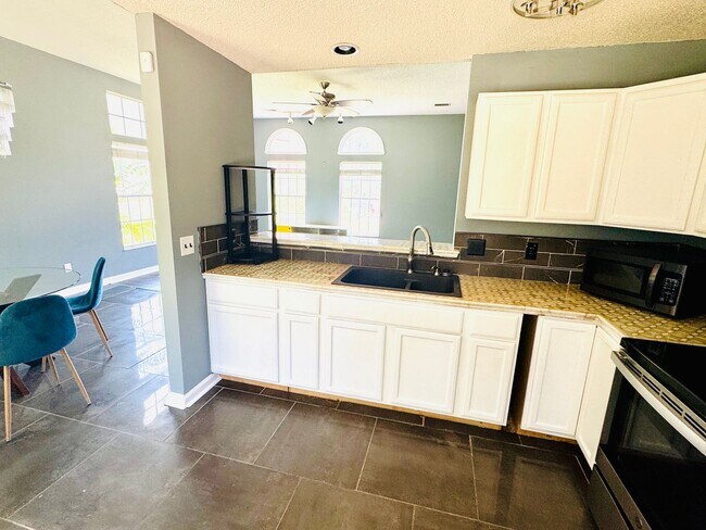 Building Photo - NE columbia! 3/2 home will not last long!