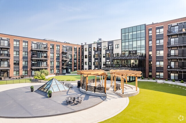 Courtyard - Le Louvre Residences